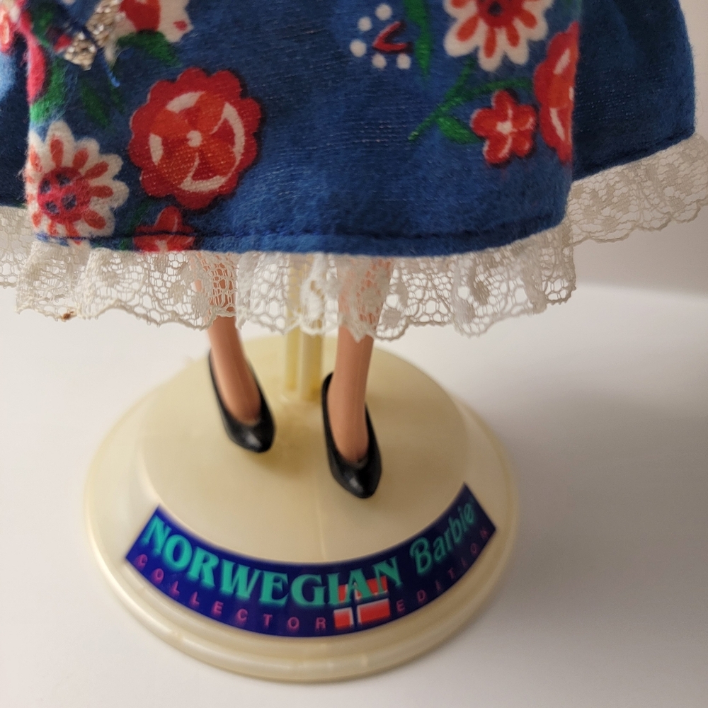 Norwegian Barbie Dolls Of The World Collection 1995 Vintage Collectible - Picture 5 of 10